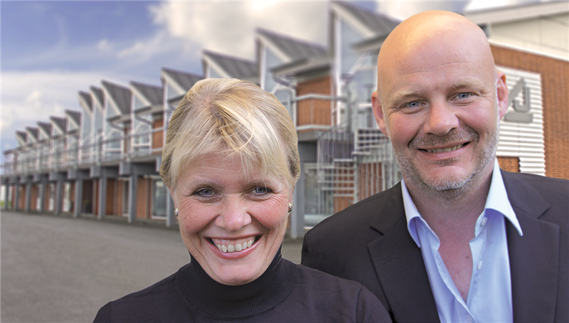 Gitte Clausen Bruun og Morten Jarne Clausen foran fabrikken i Hjallerup.