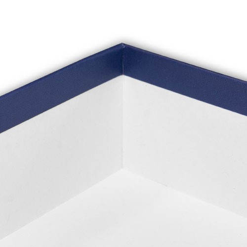 Indersiden af æskelåg i hvid karton beklædt med blåt papir